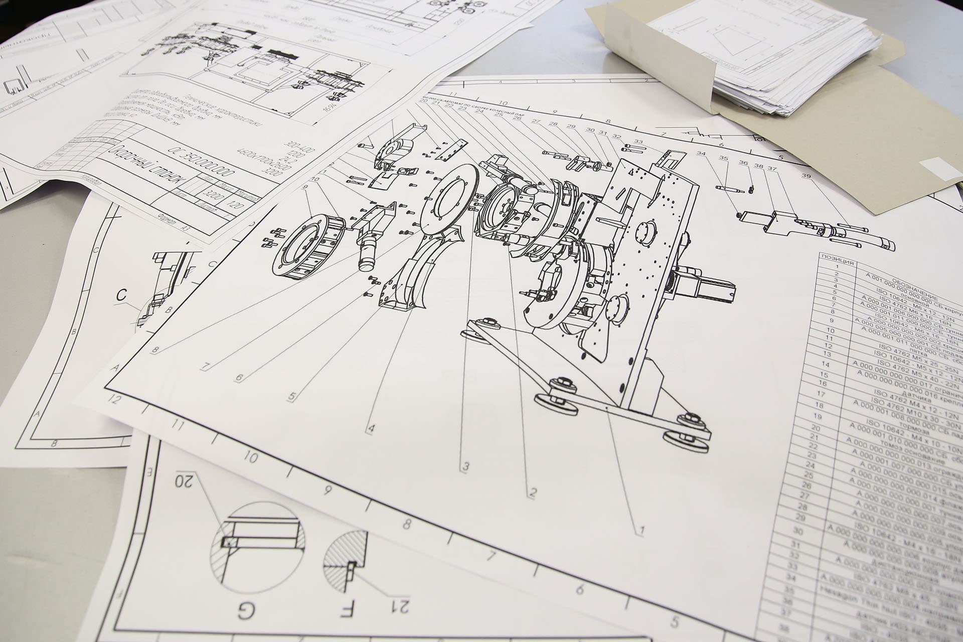 Чертежи на столе
